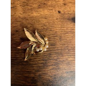 Vintage Style Leaf and Faux Pearl Pin Brooch Gold Tone Scarf Dressy Classy EUC